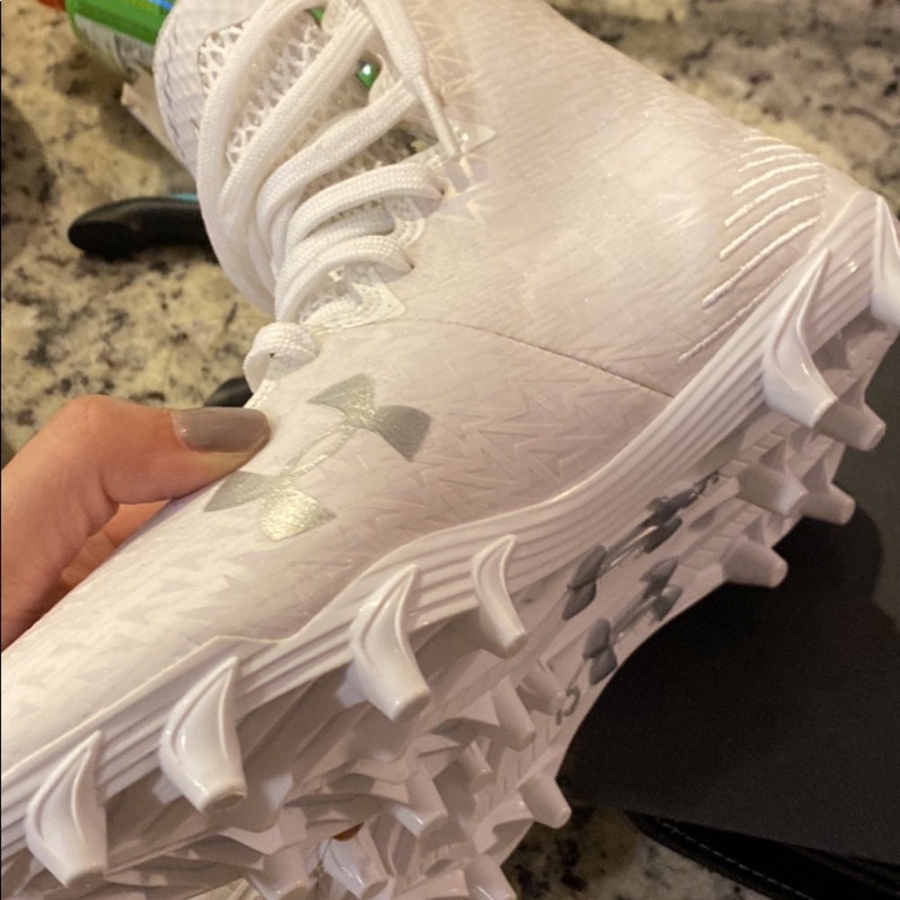Woman’s under armor highlight lacrosse cleat!!